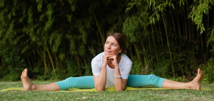 Воспользуйтесь естественными ресурсами организма Девушка занимается йогой