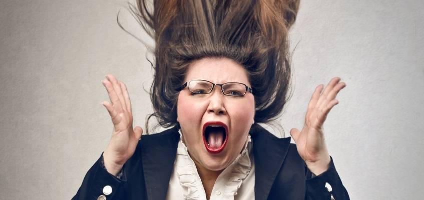 Женщина в очках кричит