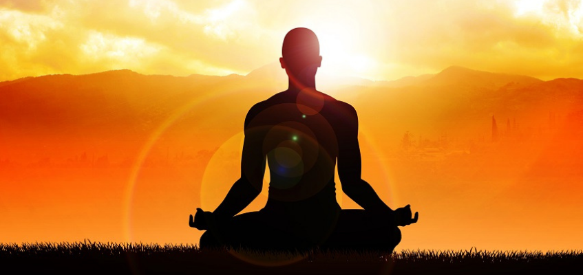 Осознание себя открывает новые двери Человек в медитации на закате