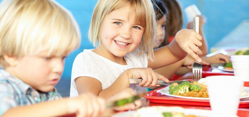 Дети за завтраком