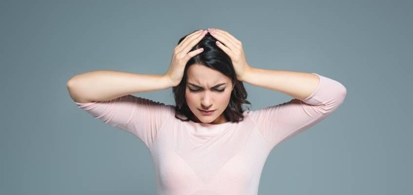 От забот кругом идет голова Девушка держится за голову