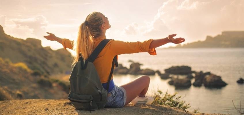 Откройтесь возможностям жизни! Девушка сидит с распростёртыми руками